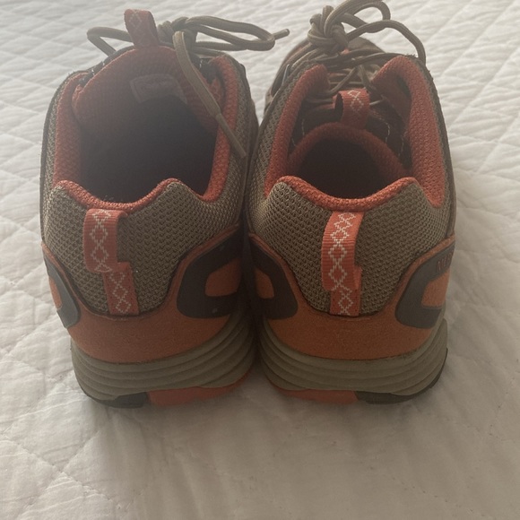 Woman’s 8.5 Merrill performance shoes - Picture 2 of 4